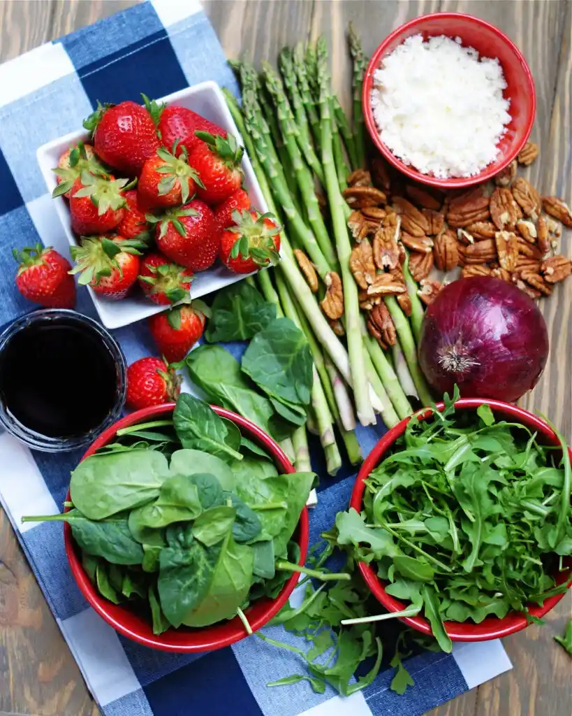 Zutaten für grüner spargelsalat mit erdbeeren und balsamico mit Spargel, Erdbeeren, Spinat, Rucola, Feta und Nüssen
