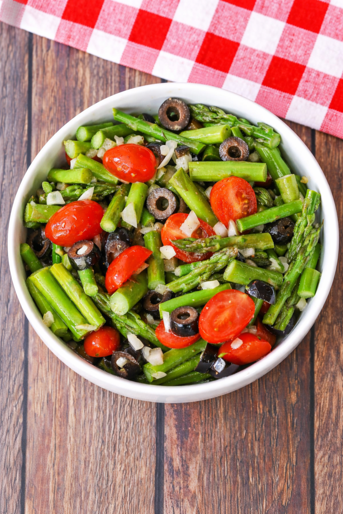 Grüner Spargelsalat Rezept mit Essig und Öl, Tomaten, Oliven und Zwiebeln als klassischer Spargelsalat
