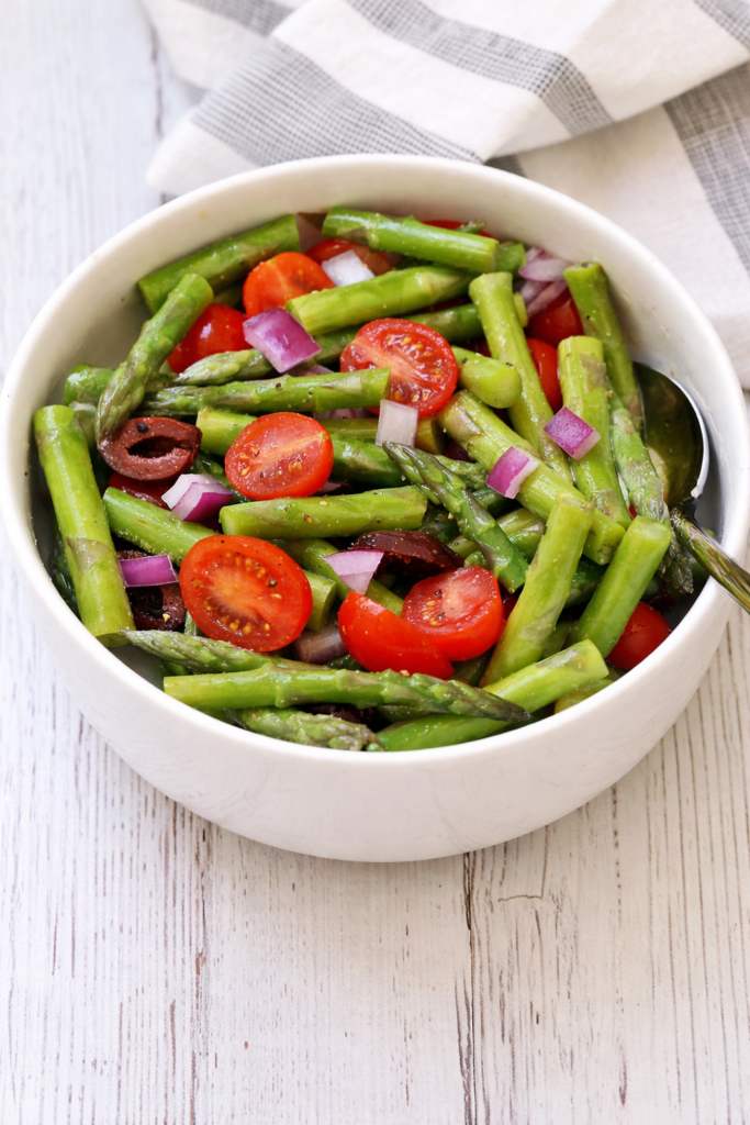 Grüner Spargelsalat Rezept mit Essig und Öl, Tomaten, Oliven und Zwiebeln – klassischer Spargelsalat einfach