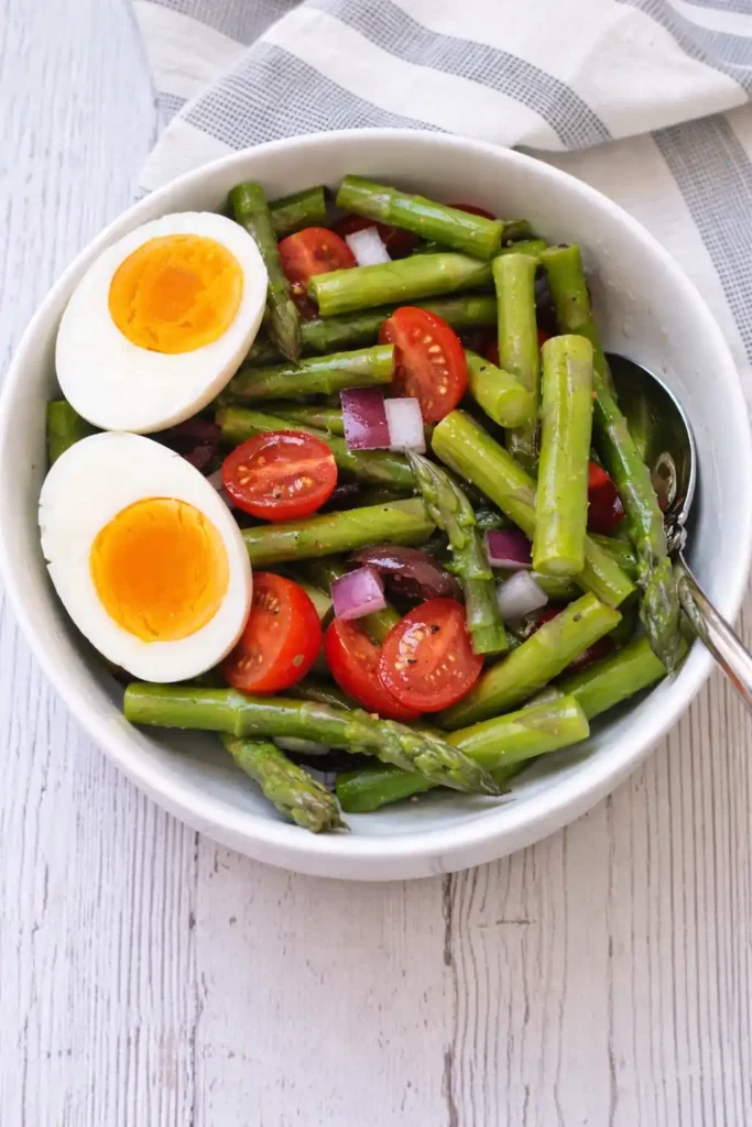 Grüner Spargelsalat mit Essig und Öl Rezept mit Ei, Tomaten und Zwiebeln – klassischer Spargelsalat