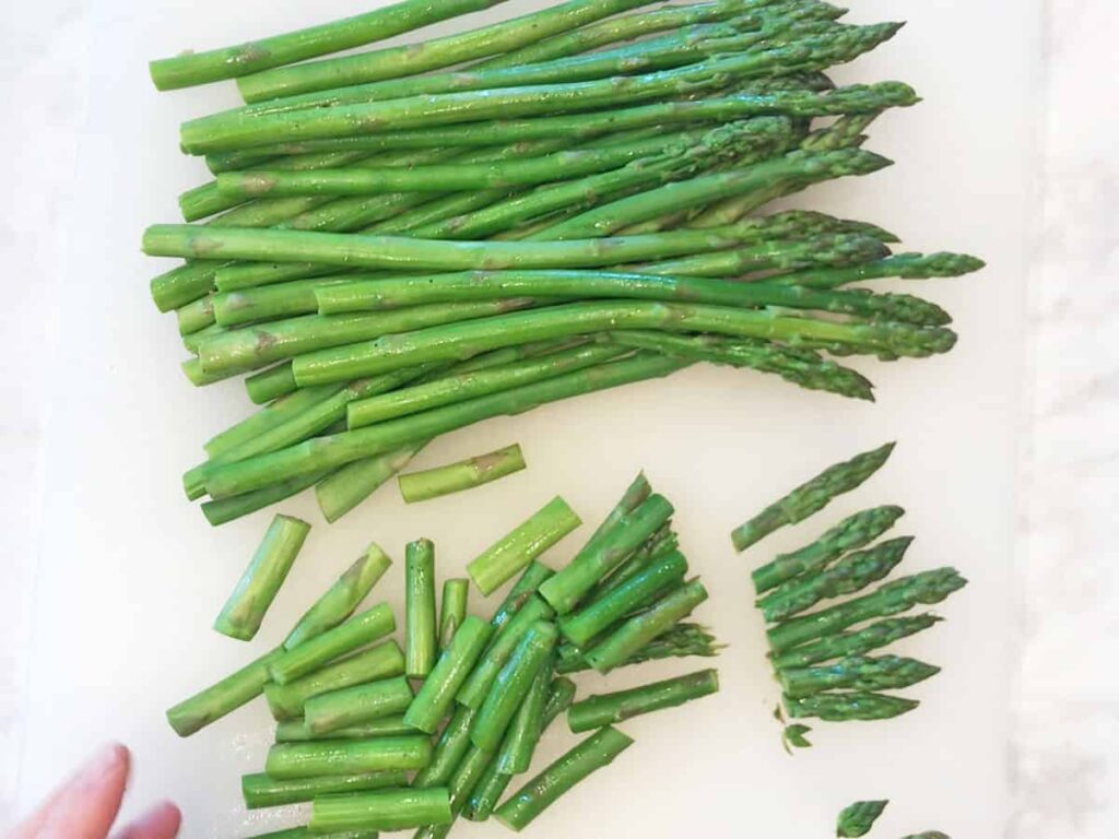 Grüner Spargel schneiden für grüner Spargelsalat Rezept – Spargel vorbereiten für klassischen Spargelsalat