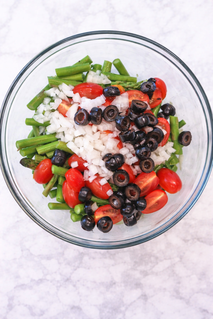 Grüner Spargelsalat Rezept mit Tomaten, Oliven und Zwiebeln – Zutaten für klassischen Spargelsalat vorbereiten