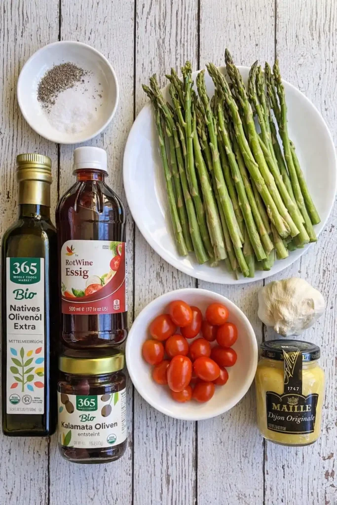 Zutaten für grüner Spargelsalat Rezept mit Essig und Öl – grüner Spargel, Tomaten, Oliven, Zwiebeln und Spargelsalat Dressing
