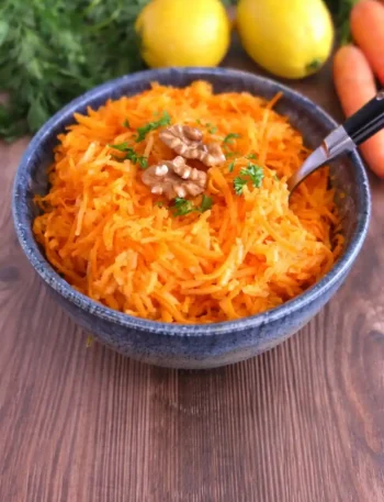 Karottensalat mit Apfel und klassischem Karottensalat Dressing nach Omas Rezept mit Walnüssen und frischen Kräutern