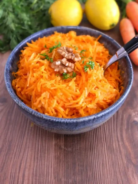 Karottensalat mit Apfel und klassischem Karottensalat Dressing nach Omas Rezept mit Walnüssen und frischen Kräutern