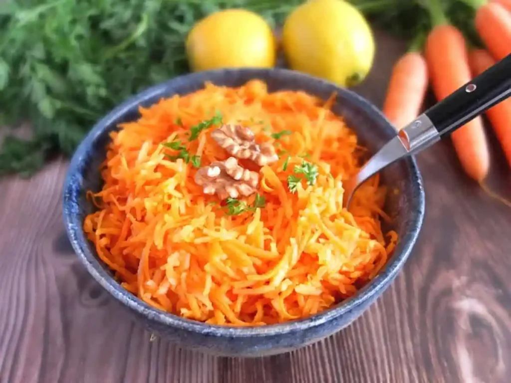 Karottensalat mit Apfel und klassischem Karottensalat Dressing nach Omas Rezept mit Walnüssen und frischen Kräutern