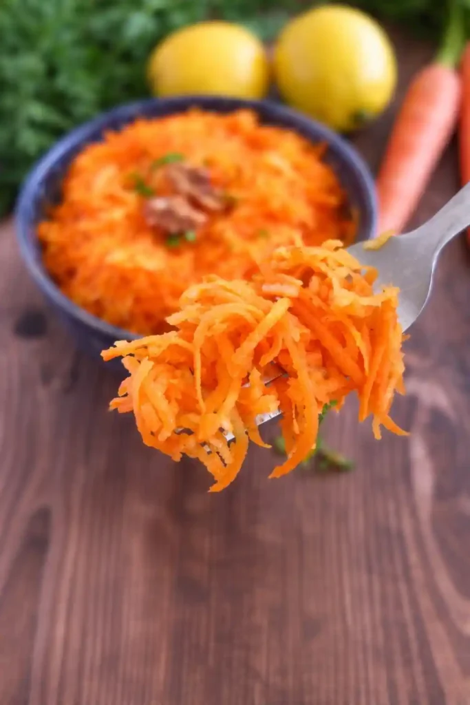 Dieser Karottensalat mit Apfel und klassischem Karottensalat Dressing ist ein einfaches Karottensalat Rezept wie nach Omas Rezept. Der rohe Karottensalat überzeugt durch seine frische, knackige Textur und das ausgewogene Dressing aus Essig, Öl und Zitrone. Mit Walnüssen und Kräutern verfeinert, ist dieser Karottensalat einfach perfekt als gesunde Beilage oder leichte Mahlzeit.