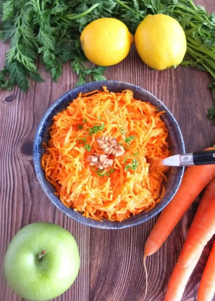 Karottensalat mit Apfel und klassischem Karottensalat Dressing nach Omas Rezept mit frischen Karotten, Zitrone und Kräutern