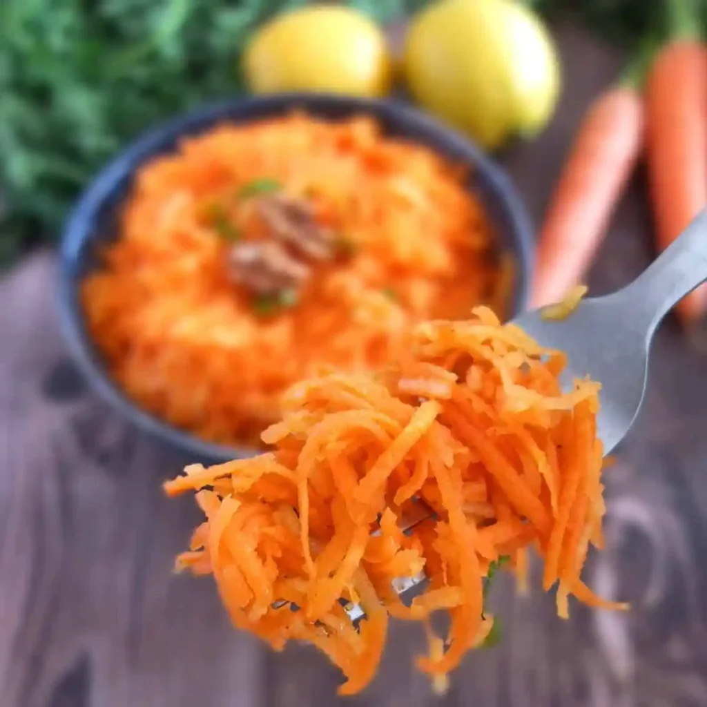 Gabel mit Karottensalat mit Apfel und klassischem Karottensalat Dressing nach Omas Rezept – frischer roher Karottensalat