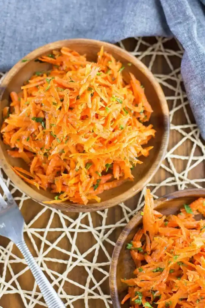 Dieser Karottensalat mit Apfel und klassischem Karottensalat Dressing ist ein einfaches Karottensalat Rezept wie nach Omas Rezept. Der rohe Karottensalat ist frisch, knackig und wird mit einem leichten Dressing aus Essig, Öl und Zitrone verfeinert. Perfekt als gesunde Beilage oder leichter Salat für jeden Tag.