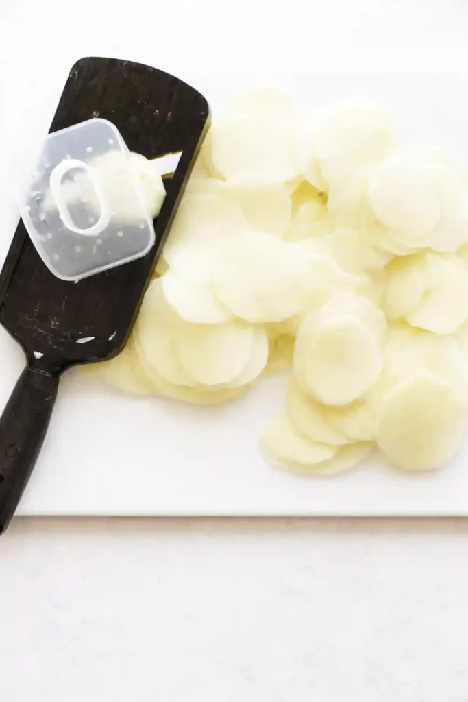 Kartoffeln schneiden für Kartoffelgratin Rezept klassisch mit Frischkäse – dünne Kartoffelscheiben für Kartoffelgratin einfach