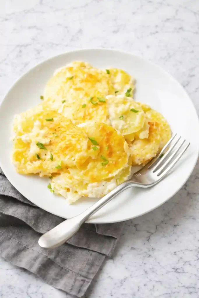 Kartoffelgratin Rezept klassisch mit Frischkäse – cremiges Kartoffelgratin einfach auf dem Teller serviert