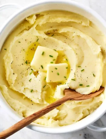 Cremiges Kartoffelpüree mit Butter und Schnittlauch – klassisches Kartoffelpüree Rezept einfach selber machen