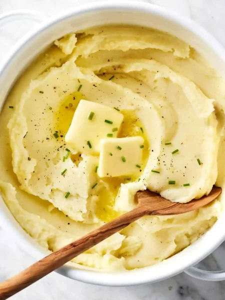 Cremiges Kartoffelpüree mit Butter und Schnittlauch – klassisches Kartoffelpüree Rezept einfach selber machen