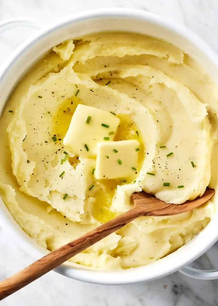 Cremiges Kartoffelpüree mit Butter und Schnittlauch – klassisches Kartoffelpüree Rezept einfach selber machen