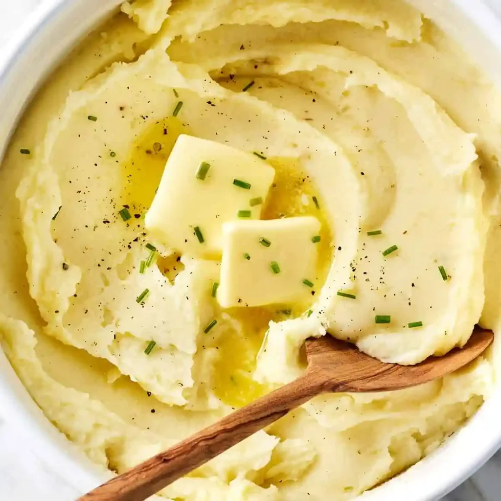 Cremiges Kartoffelpüree mit Butter und Schnittlauch – klassisches Kartoffelpüree Rezept zum Kartoffelpüree selber machen