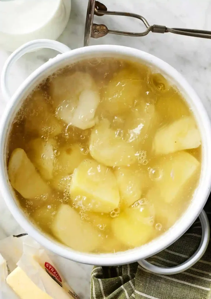 Kartoffeln kochen für Kartoffelpüree in einem Topf – Schritt im Kartoffelpüree Rezept zum Kartoffelpüree selber machen