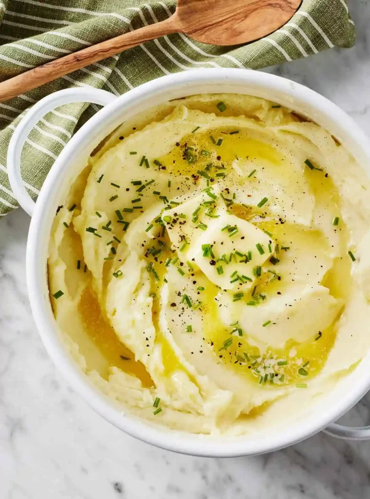 Cremiges Kartoffelpüree mit Butter und Schnittlauch in einer Schüssel – klassisches Kartoffelpüree Rezept zum Kartoffelpüree selber machen