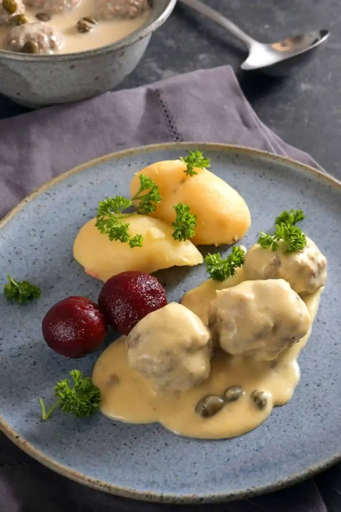 Königsberger Klopse mit Kapernsoße, Salzkartoffeln und Roter Bete – klassisches Königsberger Klopse Rezept mit Kapern nach Original DDR Rezept wie bei Oma