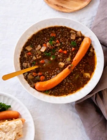 Linsensuppe Rezept wie bei Oma – klassischer Linseneintopf mit Kartoffeln, Gemüse und Wiener Würstchen