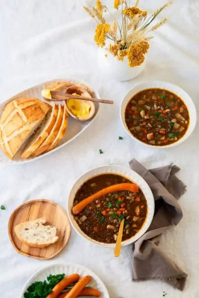 Linsensuppe Rezept wie bei Oma – klassischer Linseneintopf mit braunen Linsen, Gemüse, Wiener Würstchen und frischem Brot