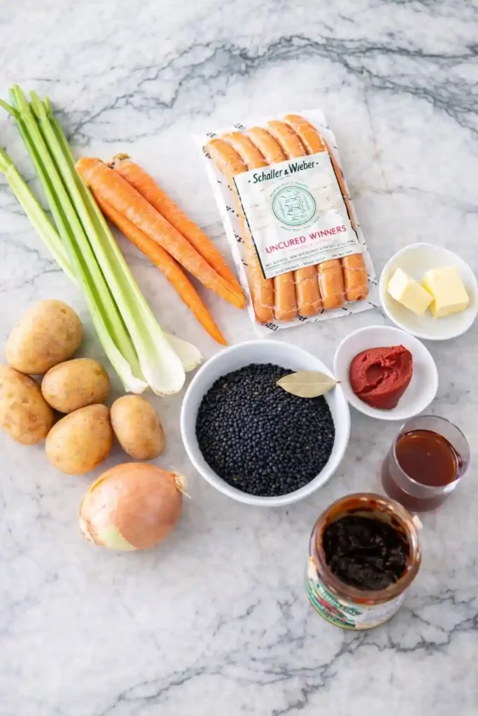 Zutaten für Linsensuppe Rezept wie bei Oma – klassische Linsensuppe mit braunen Linsen, Kartoffeln, Gemüse und Wiener Würstchen