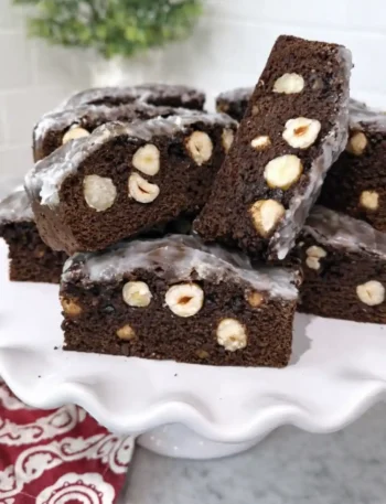 Saftiges Berliner Brot nach Omas Originalrezept mit Haselnüssen und Zuckerguss in Stücken geschnitten
