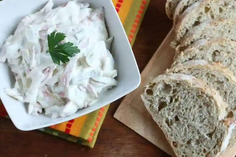 Fleischsalat mit mayonnaise nach omas fleischsalat rezept serviert mit Brot
