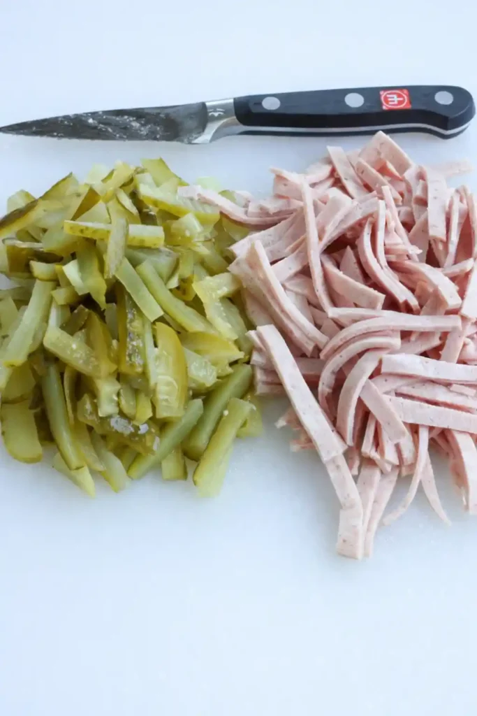 Fleischwurst und Gewürzgurken in Streifen geschnitten für fleischsalat rezept