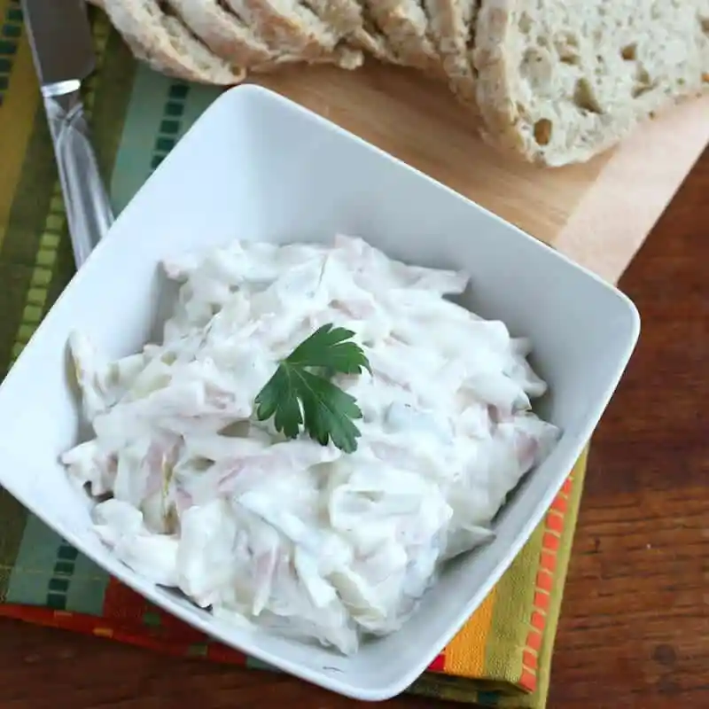 Klassischer fleischsalat mit mayonnaise nach omas fleischsalat rezept in einer Schüssel