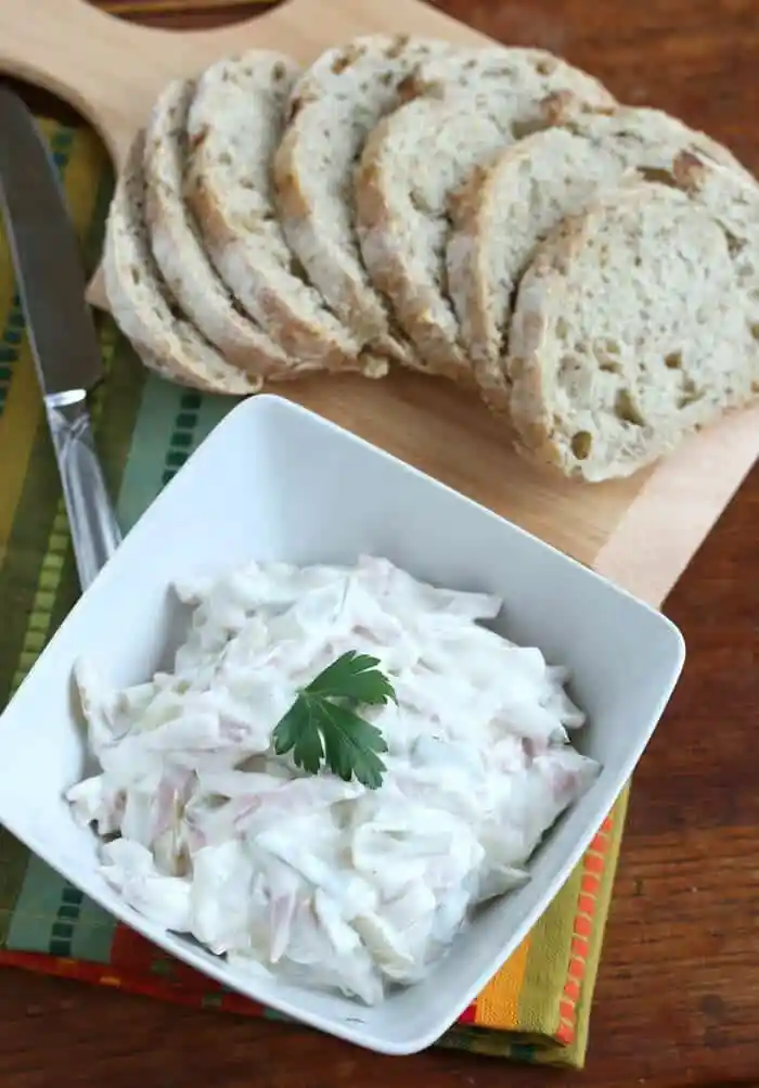 Omas fleischsalat rezept mit mayonnaise serviert mit frischem Brot auf einem Brett