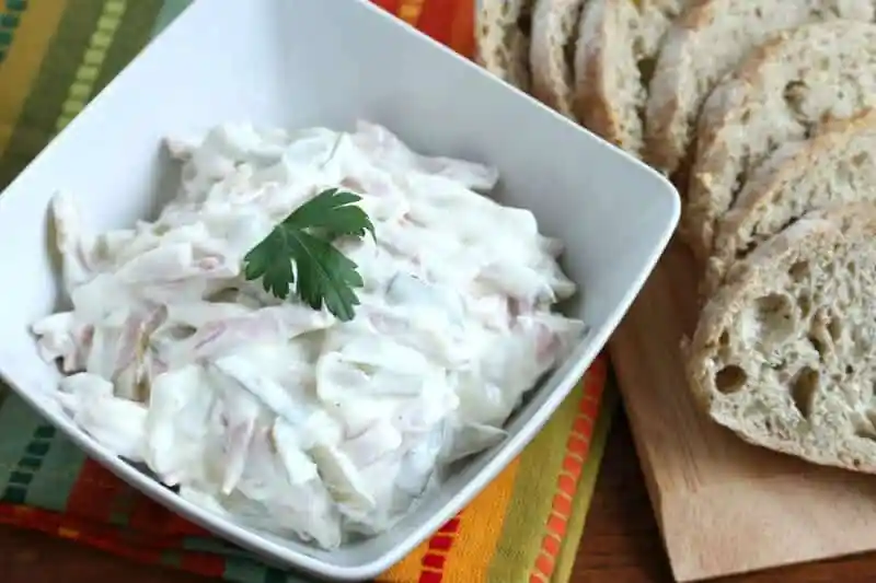Fleischsalat mit mayonnaise nach omas fleischsalat rezept serviert mit frischem Brot