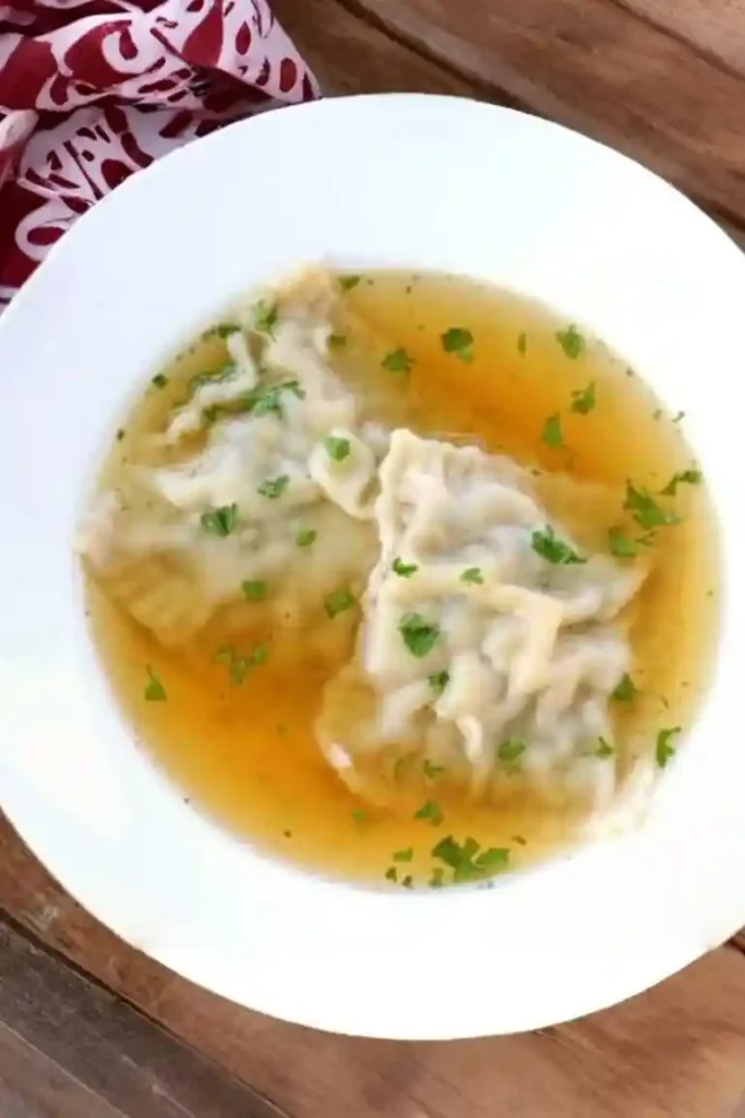 Original schwäbische Maultaschen in Brühe nach Omas Maultaschen Rezept – selbstgemachte Maultaschen serviert