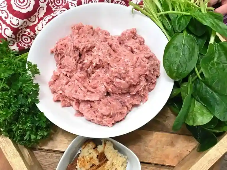 Zutaten für Omas Maultaschen Rezept – Hackfleisch, Spinat, Petersilie und Brot für die schwäbische Maultaschen Füllung
