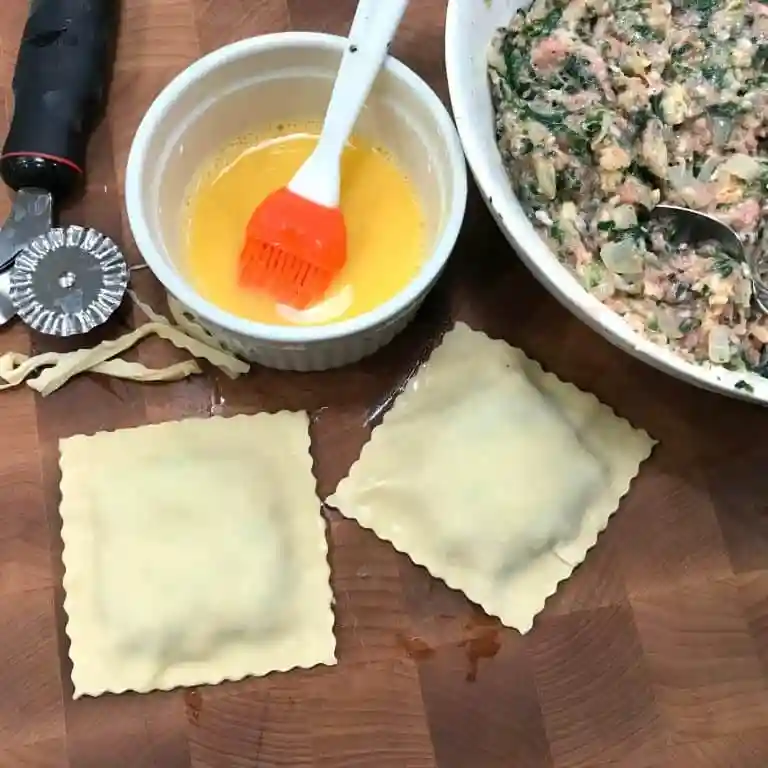 Selbstgemachte schwäbische Maultaschen vor dem Kochen – gefüllt mit klassischer Maultaschen Füllung nach Omas Maultaschen Rezept