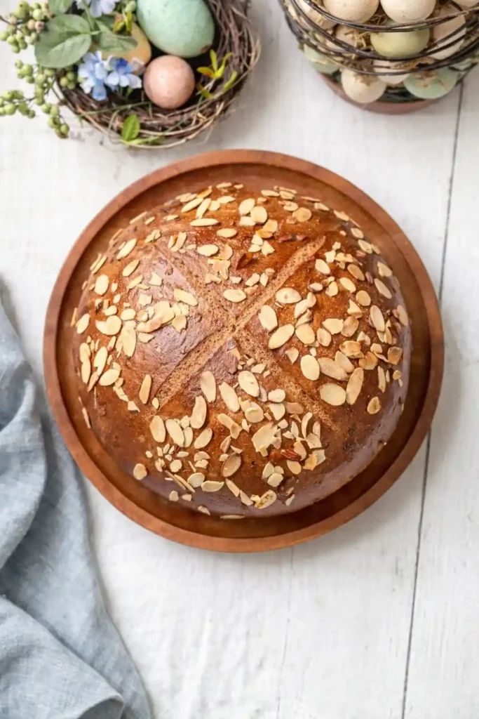 Goldbraun gebackenes Osterbrot Rezept mit Trockenhefe – saftiges Osterbrot nach Omas Rezept mit Mandelblättchen wie vom Bäcker
