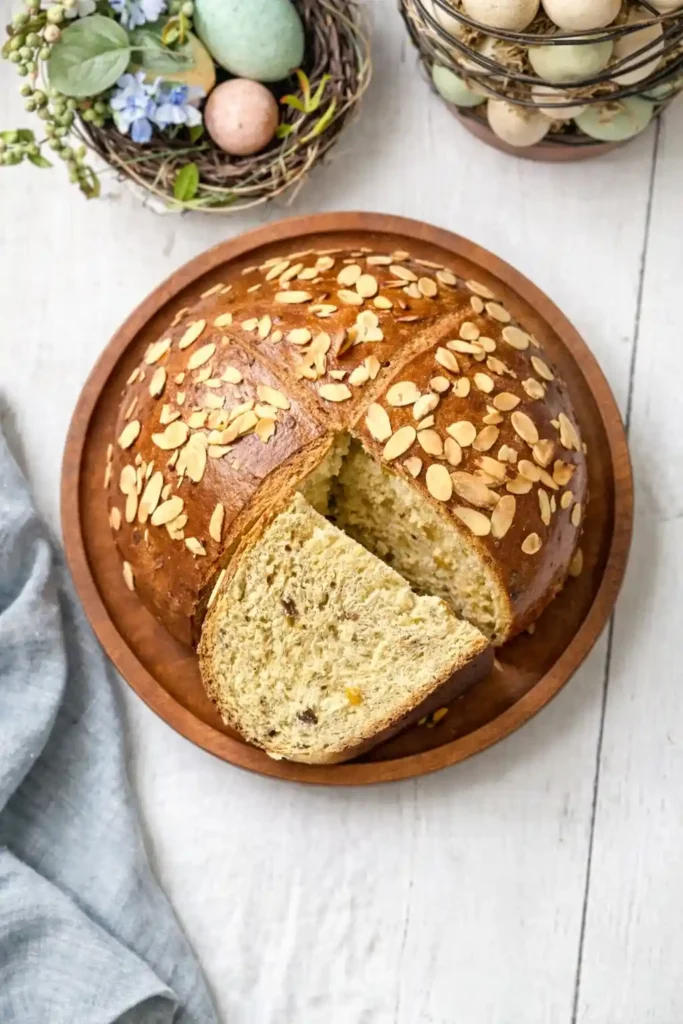 Angeschnittenes Osterbrot Rezept mit Trockenhefe – saftiges Osterbrot nach Omas Rezept mit Rosinen und Mandelblättchen