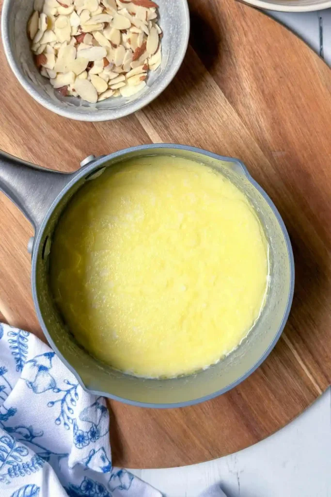 Milch und Butter erwärmen für Osterbrot Rezept mit Trockenhefe – Vorbereitung für saftiges Osterbrot nach Omas Rezept