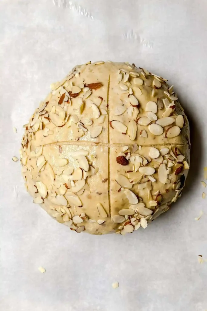 Osterbrot Teig mit Mandelblättchen und eingeschnittenem Kreuz vor dem Backen – Osterbrot Rezept mit Trockenhefe nach Omas Rezept