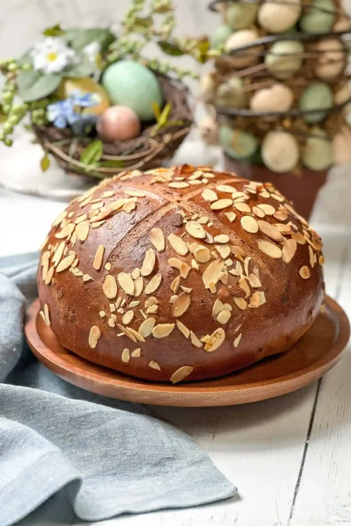 Osterbrot Rezept mit Trockenhefe – saftiges Osterbrot nach Omas Rezept mit Mandelblättchen wie vom Bäcker
