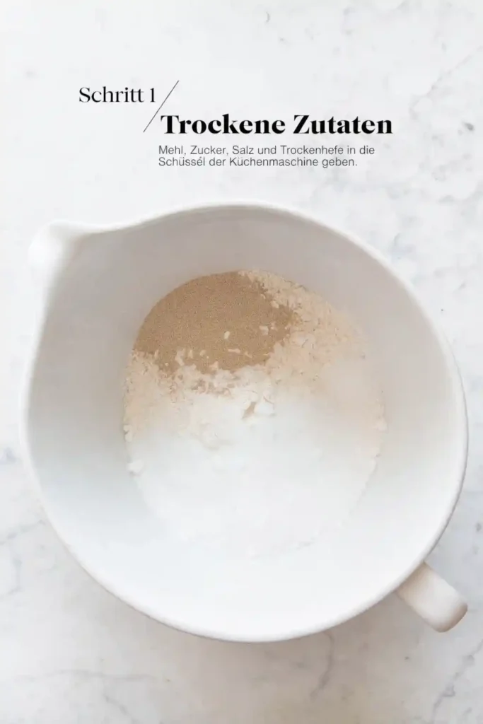 Trockene Zutaten für Hefeteig Osterhasen in einer Schüssel – Mehl, Zucker, Salz und Trockenhefe für Osterhasen aus Hefeteig