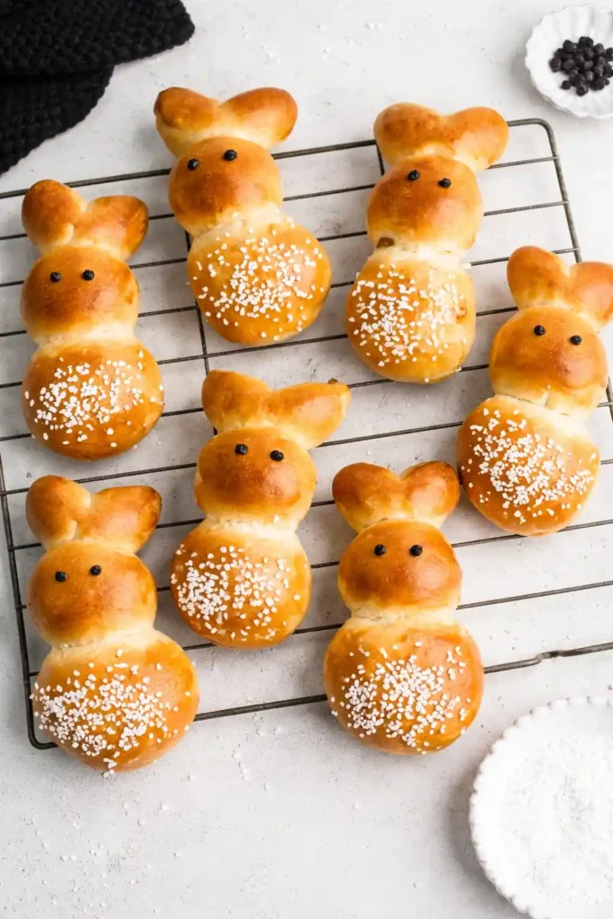 Goldbraune Osterhasen aus Hefeteig mit Zuckerperlen – frisch gebackene Hefehasen Rezept zu Ostern