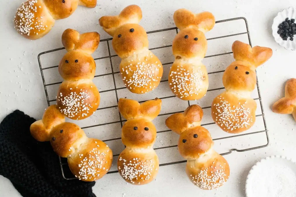 Osterhasen aus Hefeteig auf einem Gitter – frisch gebackene Hefehasen mit Hagelzucker beim Osterhasen backen