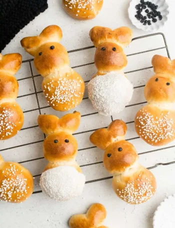 Osterhasen aus Hefeteig frisch gebacken – süße Hefehasen mit Hagelzucker beim Osterhasen backen