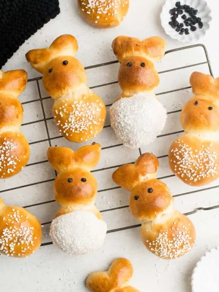 Osterhasen aus Hefeteig frisch gebacken – süße Hefehasen mit Hagelzucker beim Osterhasen backen