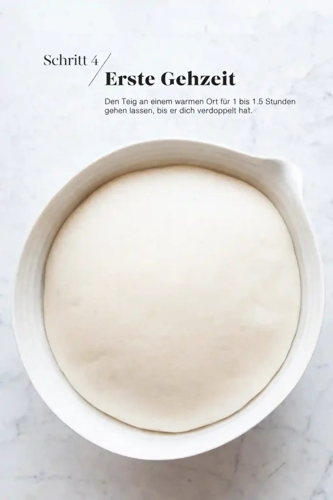 Die Butter wird zum Hefeteig gegeben und gründlich untergeknetet. Dieser Schritt sorgt dafür, dass der Hefeteig für die Osterhasen besonders weich und elastisch wird – perfekt für ein einfaches Hefehasen Rezept und fluffige Osterhasen aus Hefeteig.