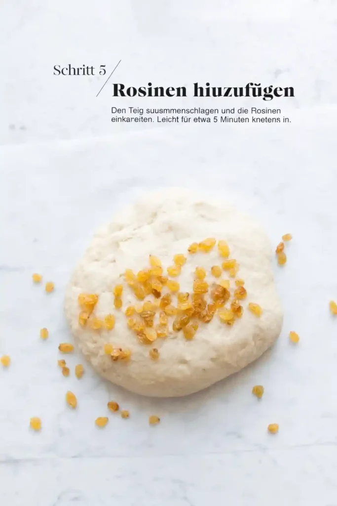 Rosinen in den Hefeteig einarbeiten – Schritt beim Osterhasen backen aus Hefeteig für süße Hefehasen