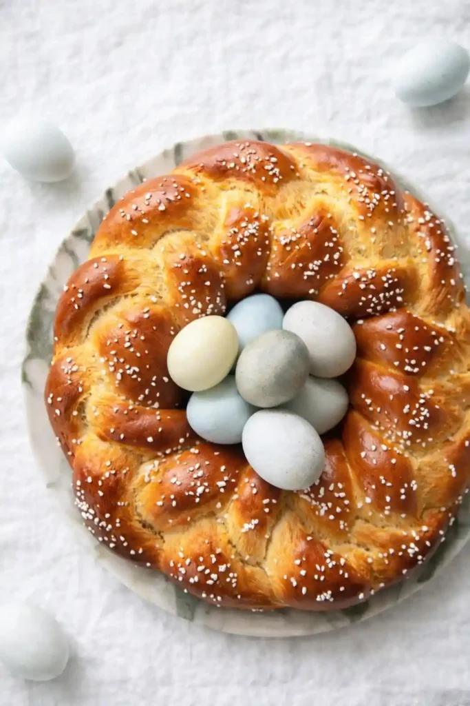 Osterkranz Rezept aus Hefeteig – frisch gebackener Osterkranz mit Hagelzucker und bunten Ostereiern in der Mitte wie Omas Osterkranz zum Osterbrunch