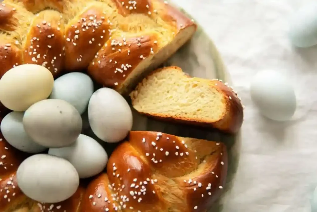 Osterkranz Rezept aus Hefeteig – aufgeschnittener Osterkranz mit Hagelzucker und bunten Ostereiern, fluffiger Hefeteig wie bei Omas Osterkranz