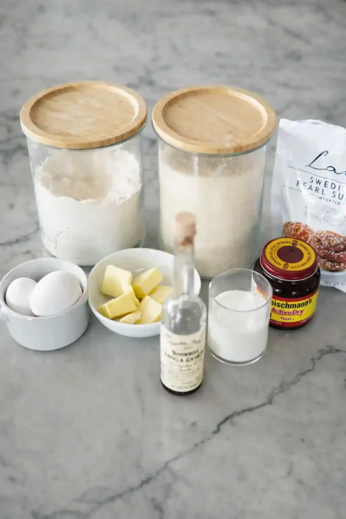 Zutaten für Osterkranz Rezept aus Hefeteig – Mehl, Milch, Butter, Eier, Zucker, Hefe und Vanille für Omas Osterkranz zum selber backen